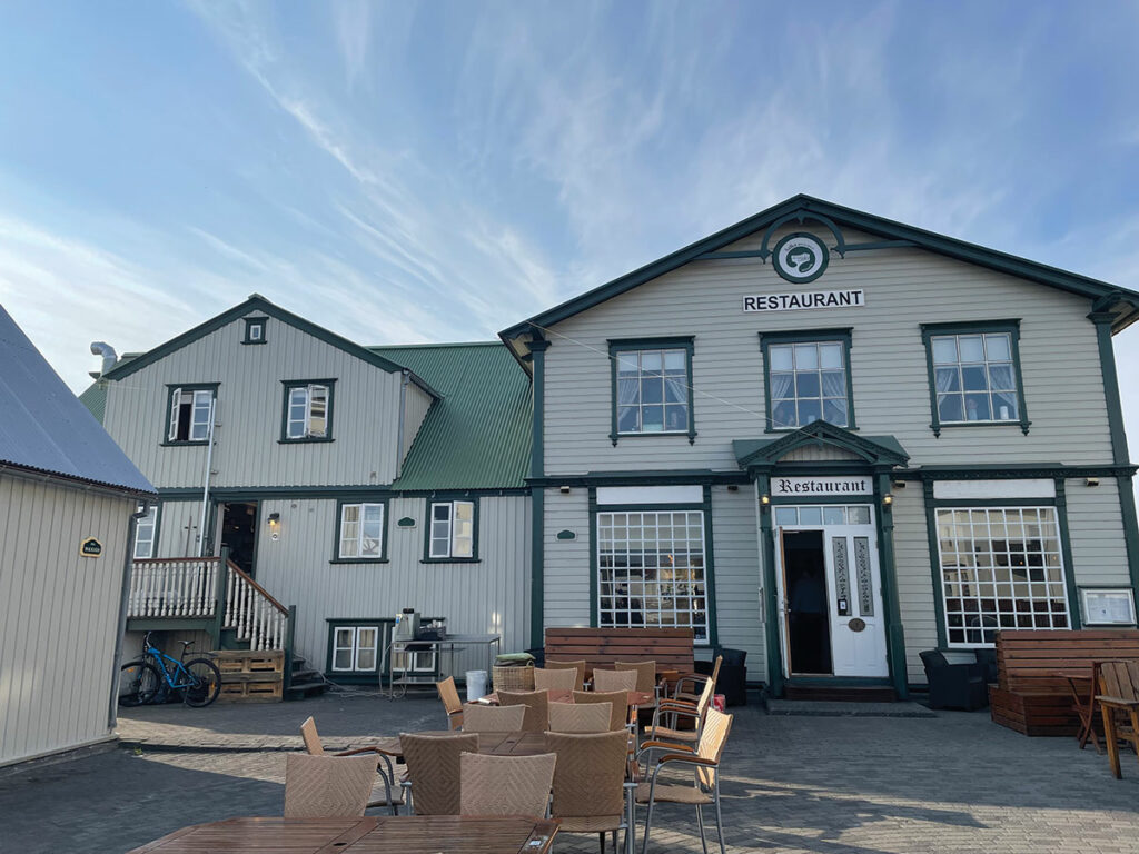 Veitingarýni: Hlýleg stemning og ferskir réttir í hjarta Húsavíkur - Salka Restaurant - Veitingastaður