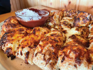 Veitingarýni: Hlýleg stemning og ferskir réttir í hjarta Húsavíkur - Salka Restaurant - Veitingastaður