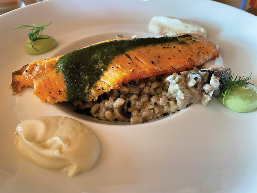 Veitingarýni: Hlýleg stemning og ferskir réttir í hjarta Húsavíkur - Salka Restaurant - Veitingastaður