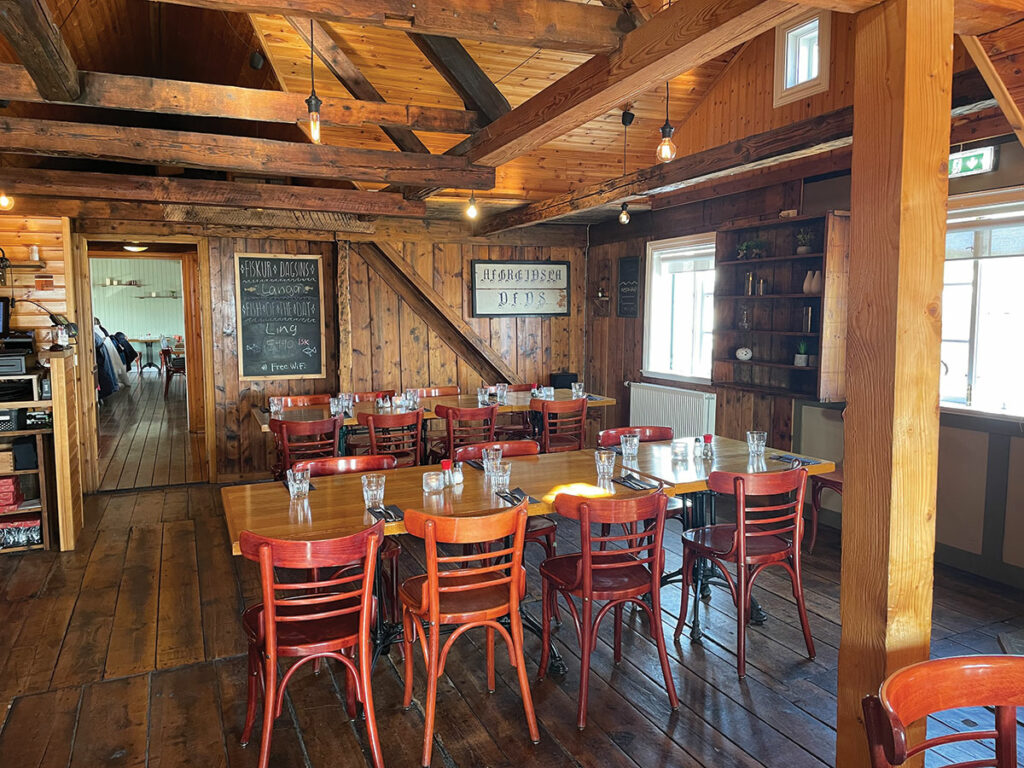 Veitingarýni: Hlýleg stemning og ferskir réttir í hjarta Húsavíkur - Salka Restaurant - Veitingastaður