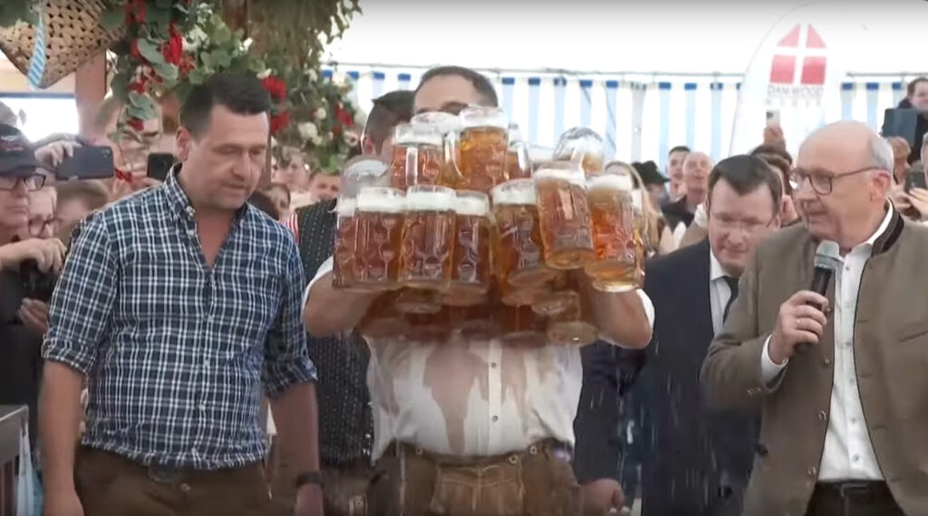 Þýski þjónninn Oliver Strümpfel í miðri tilraun að slá eigið heimsmet með 31 krús.