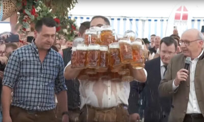 Þýski þjónninn Oliver Strümpfel í miðri tilraun að slá eigið heimsmet með 31 krús.