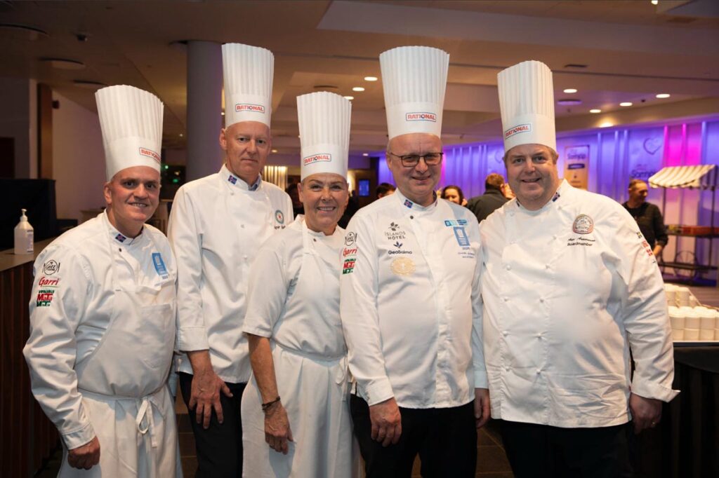 Alþjóðlegi kokkadagurinn 2025 - Smjörbaðaðar kótilettur fyrir 350 gesti - Klúbbur matreiðslumeistara