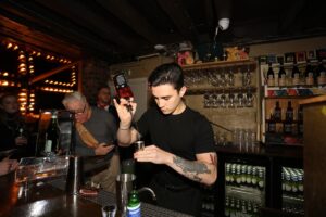 Hrafnhildur Sunna Eyþórsdóttir er Hraðasti Barþjónn Íslands 2025