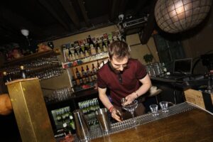 Hrafnhildur Sunna Eyþórsdóttir er Hraðasti Barþjónn Íslands 2025