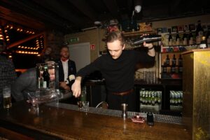 Hrafnhildur Sunna Eyþórsdóttir er Hraðasti Barþjónn Íslands 2025