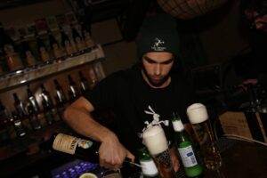 Hrafnhildur Sunna Eyþórsdóttir er Hraðasti Barþjónn Íslands 2025