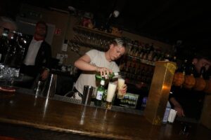 Hrafnhildur Sunna Eyþórsdóttir er Hraðasti Barþjónn Íslands 2025