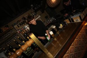 Hrafnhildur Sunna Eyþórsdóttir er Hraðasti Barþjónn Íslands 2025