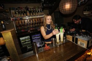 Hrafnhildur Sunna Eyþórsdóttir er Hraðasti Barþjónn Íslands 2025