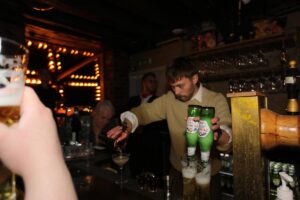 Hrafnhildur Sunna Eyþórsdóttir er Hraðasti Barþjónn Íslands 2025