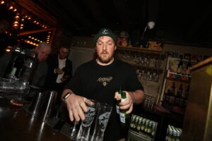 Hrafnhildur Sunna Eyþórsdóttir er Hraðasti Barþjónn Íslands 2025