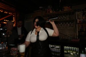 Hrafnhildur Sunna Eyþórsdóttir er Hraðasti Barþjónn Íslands 2025