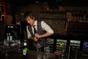 Hrafnhildur Sunna Eyþórsdóttir er Hraðasti Barþjónn Íslands 2025