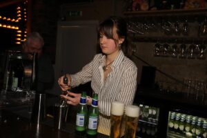 Hrafnhildur Sunna Eyþórsdóttir er Hraðasti Barþjónn Íslands 2025