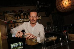 Hrafnhildur Sunna Eyþórsdóttir er Hraðasti Barþjónn Íslands 2025