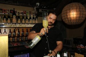 Hrafnhildur Sunna Eyþórsdóttir er Hraðasti Barþjónn Íslands 2025