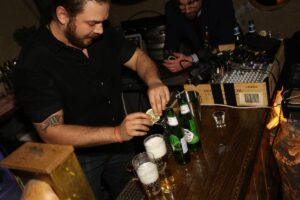 Hrafnhildur Sunna Eyþórsdóttir er Hraðasti Barþjónn Íslands 2025