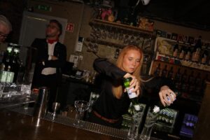 Hrafnhildur Sunna Eyþórsdóttir er Hraðasti Barþjónn Íslands 2025