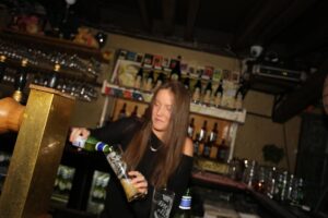 Hrafnhildur Sunna Eyþórsdóttir er Hraðasti Barþjónn Íslands 2025