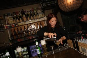 Hrafnhildur Sunna Eyþórsdóttir er Hraðasti Barþjónn Íslands 2025