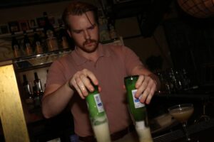 Hrafnhildur Sunna Eyþórsdóttir er Hraðasti Barþjónn Íslands 2025