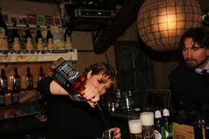 Hrafnhildur Sunna Eyþórsdóttir er Hraðasti Barþjónn Íslands 2025