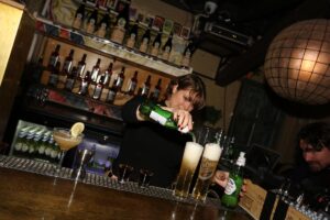 Hrafnhildur Sunna Eyþórsdóttir er Hraðasti Barþjónn Íslands 2025