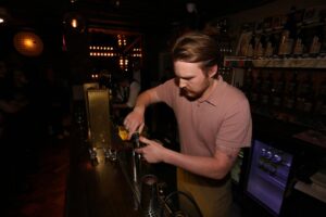 Hrafnhildur Sunna Eyþórsdóttir er Hraðasti Barþjónn Íslands 2025