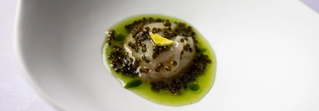 Thomas Keller heimsækir Addison og heilsar öllum í eldhúsinu - Myndband