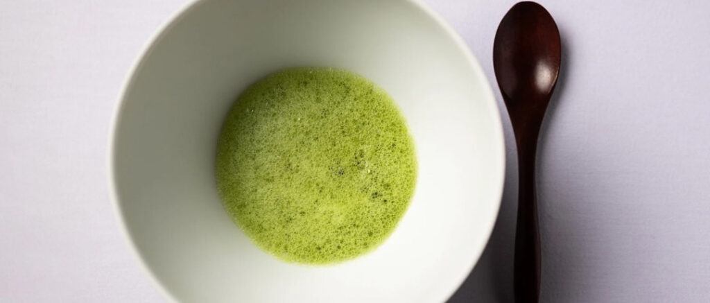 Thomas Keller heimsækir Addison og heilsar öllum í eldhúsinu - Myndband