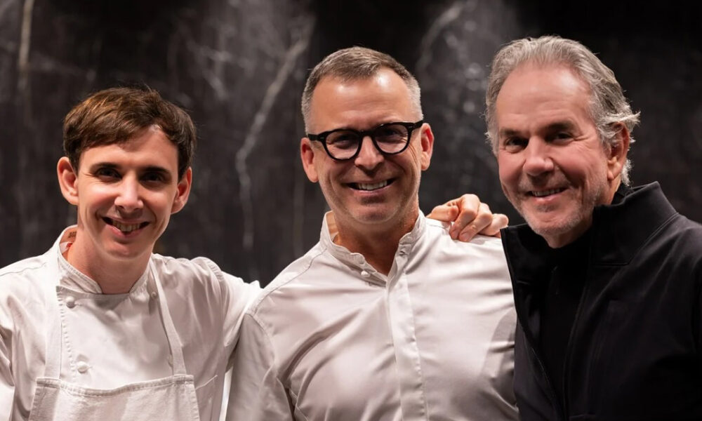 Thomas Keller heimsækir Addison og heilsar öllum í eldhúsinu - Myndband