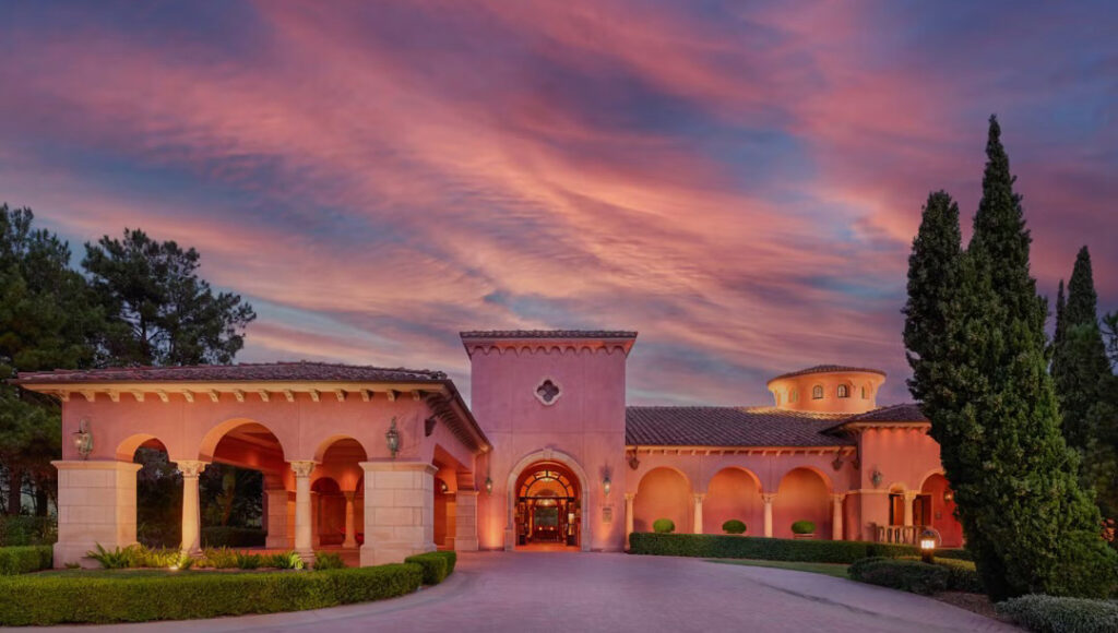 Thomas Keller heimsækir Addison og heilsar öllum í eldhúsinu - Myndband