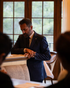 Thomas Keller heimsækir Addison og heilsar öllum í eldhúsinu - Myndband