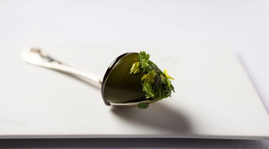 Thomas Keller heimsækir Addison og heilsar öllum í eldhúsinu - Myndband