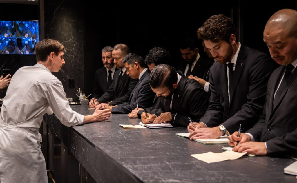 Thomas Keller heimsækir Addison og heilsar öllum í eldhúsinu - Myndband