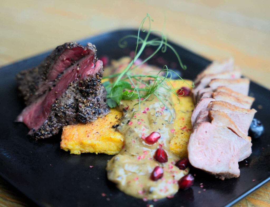 Átta rétta jólaplatti í Vínstofu Friðheima – Íslenskar hefðir í nýjum búningi