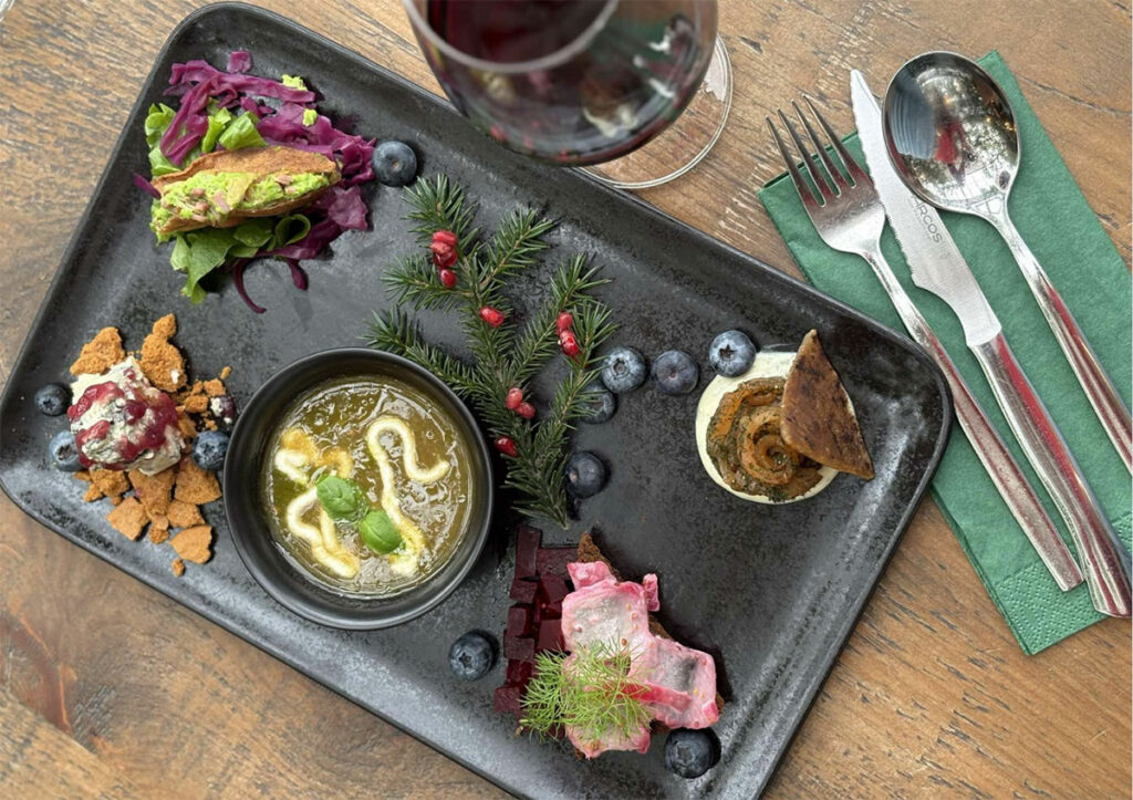Átta rétta jólaplatti í Vínstofu Friðheima – Íslenskar hefðir í nýjum búningi