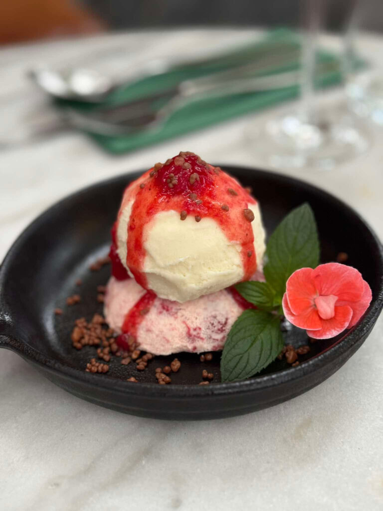 Átta rétta jólaplatti í Vínstofu Friðheima – Íslenskar hefðir í nýjum búningi