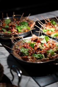 Brasa tekur á móti fyrstu gestum í Smáratorgi. Sjáðu stemninguna frá opnunarpartýinu