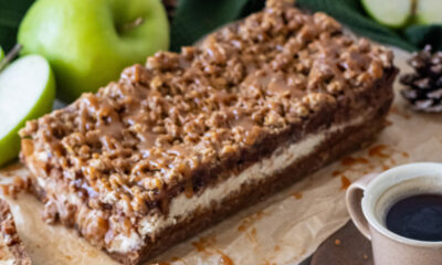 Klassísk ostakaka í nýjum búningi með eplum og rjómakaramellu.