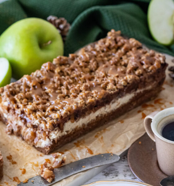 Klassísk ostakaka í nýjum búningi með eplum og rjómakaramellu.