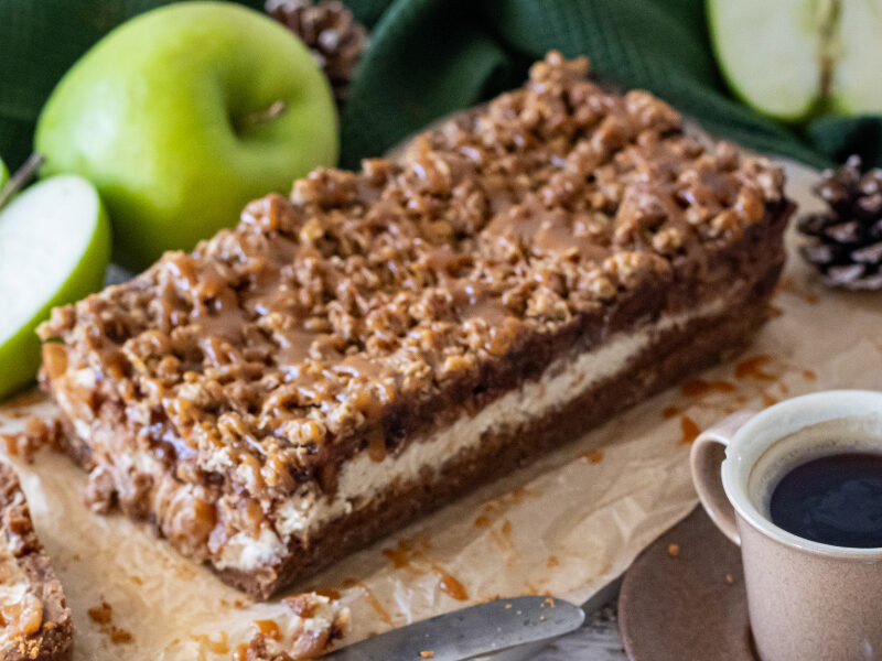 Klassísk ostakaka í nýjum búningi með eplum og rjómakaramellu.