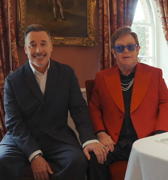 Áfengislaust freyðivín með nafni Elton Johns kominn í hillur í Bretlandi