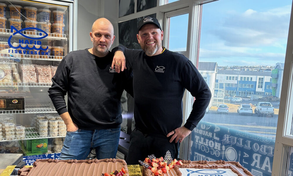 Eyjó og Dóri mættu með afmælisköku - Hafið fagnar tímamótum