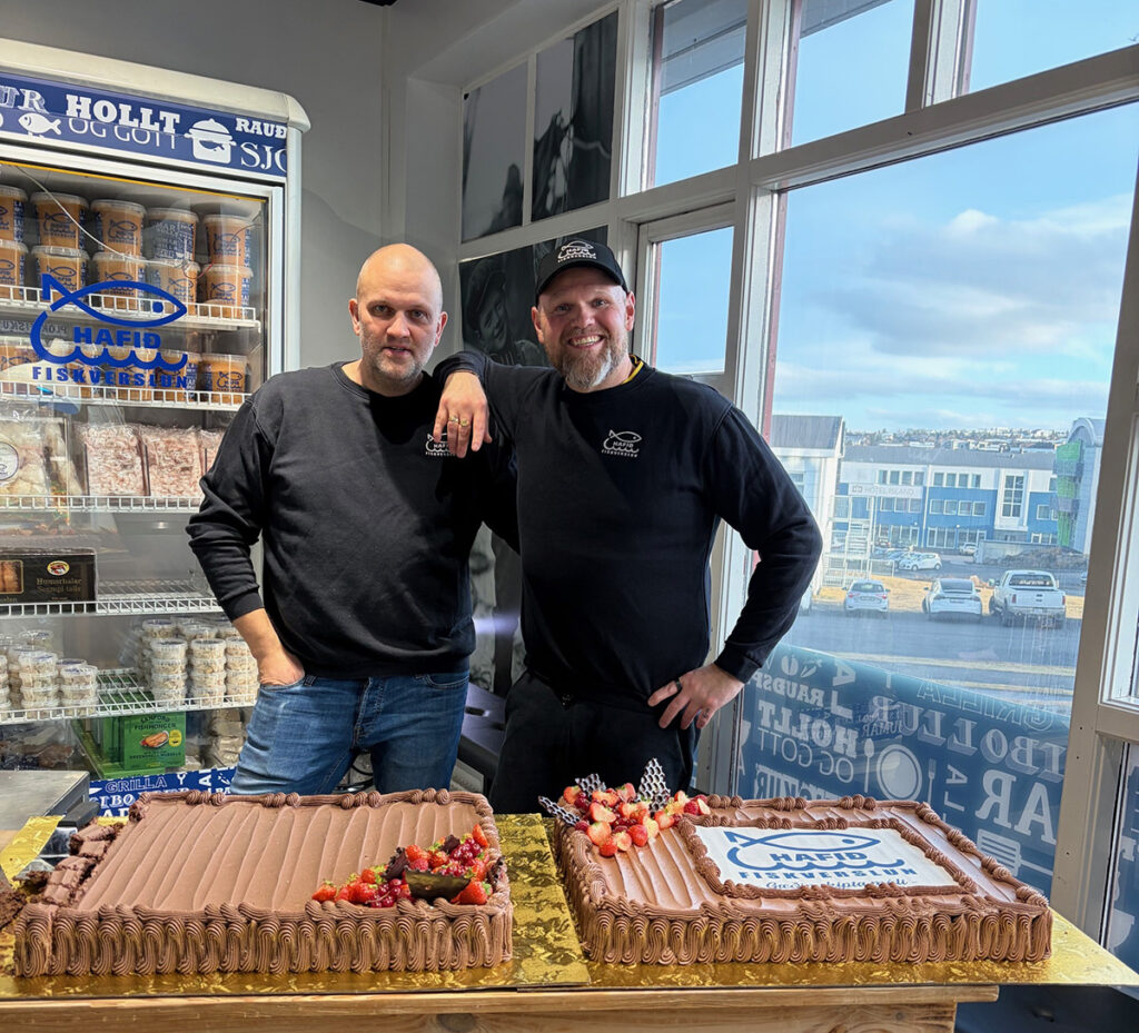 Eyjó og Dóri mættu með afmælisköku - Hafið fagnar tímamótum