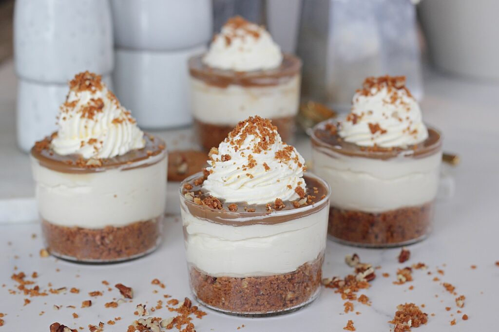 Einföld og fljótleg karamellu ostakaka í glasi