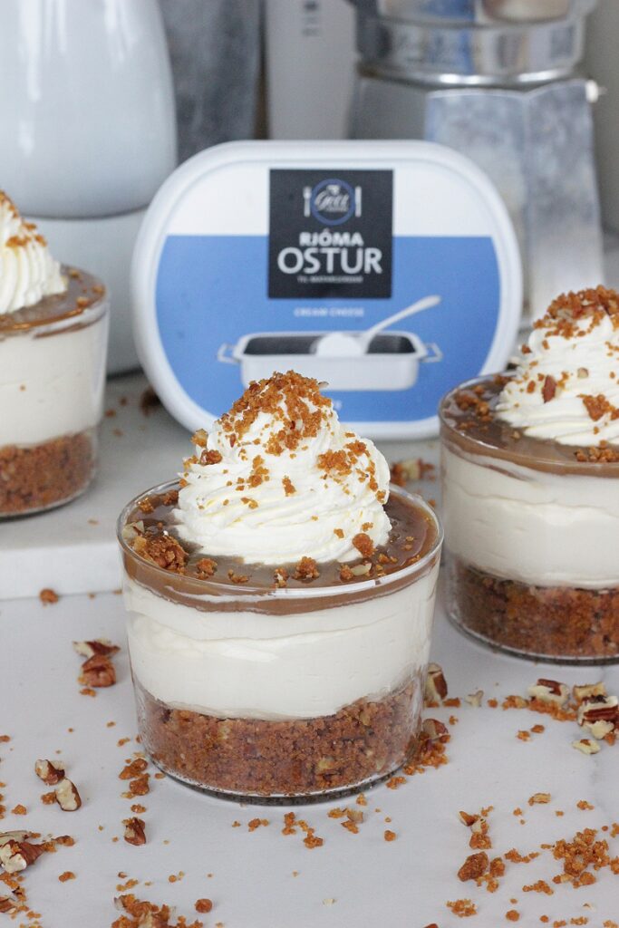 Einföld og fljótleg karamellu ostakaka í glasi