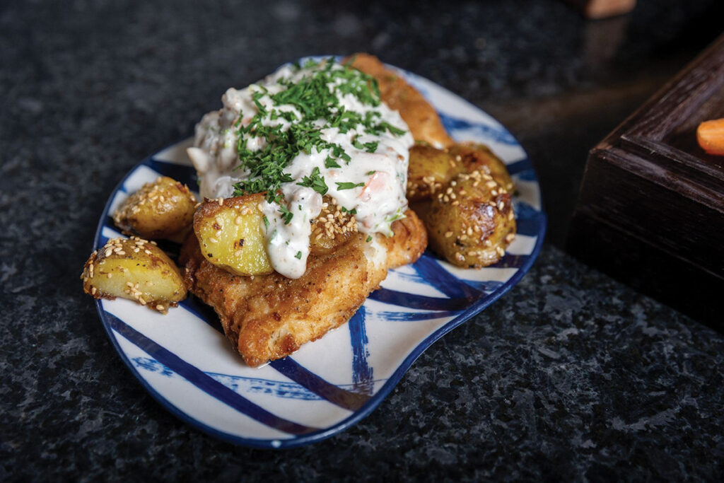 Stökkir Kentucky þorskbitar með kartöflum og heimagerðri tartar sósu