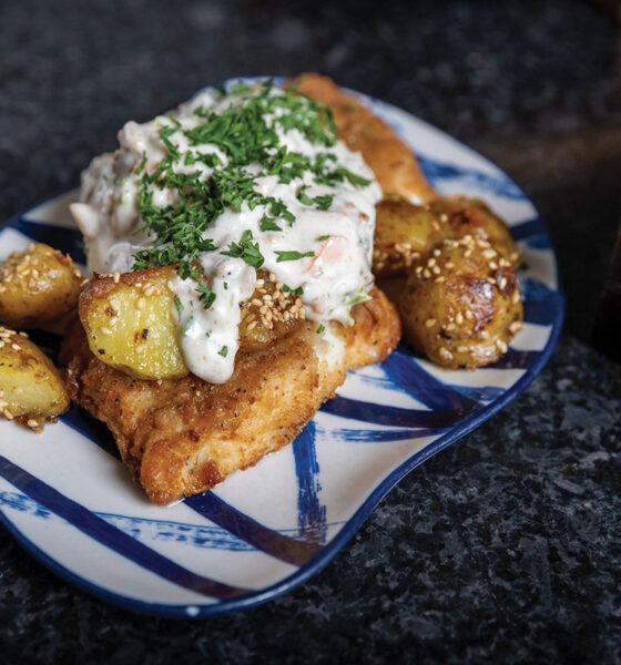 Stökkir Kentucky þorskbitar með kartöflum og heimagerðri tartar sósu